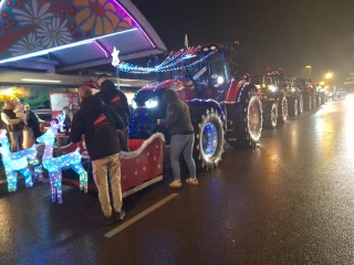 Parade de Noël : un défilé magique de tracteurs illuminés