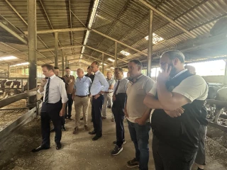 Dans l'Ain, Édouard Philippe à l'écoute des défis de l'élevage et de la pisciculture